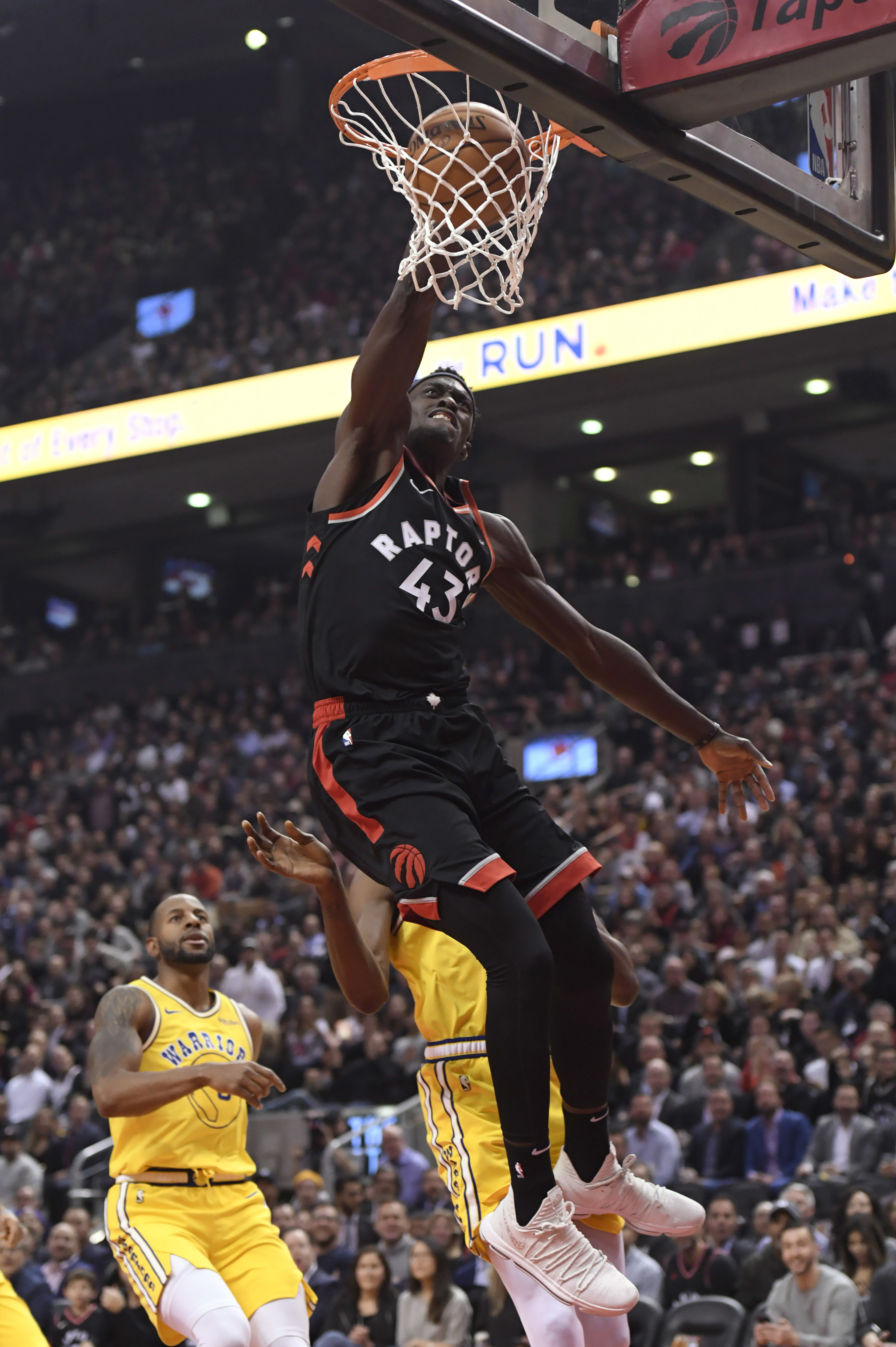 西甲：皇马主场3-0击败皇家贝蒂斯（西甲：皇马主场三球零封皇家贝蒂斯）