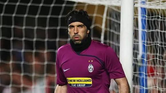 多队争抢顶级射手场面激烈（多队竞逐顶级射手 竞争白热化）