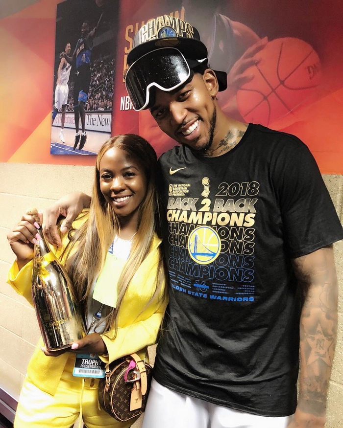 体坛：狼队想与徐彬签约4-5年，球员已搭乘航班前往英国（体坛：狼队拟与徐彬签4至5年长约，球员已乘机赴英）