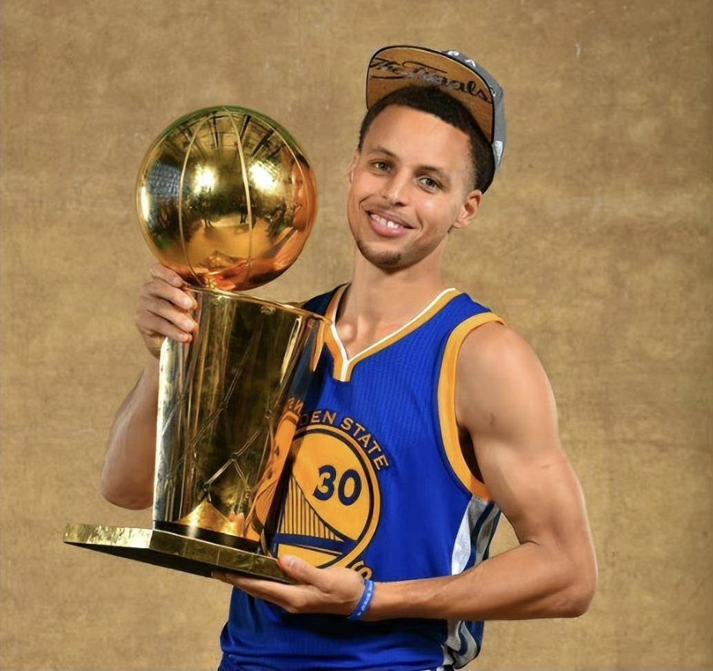 痛！女裁判扔球给希罗，不小心砸到了希罗的关键部位（意外一幕：女裁判回传失手，希罗要害被球击中）