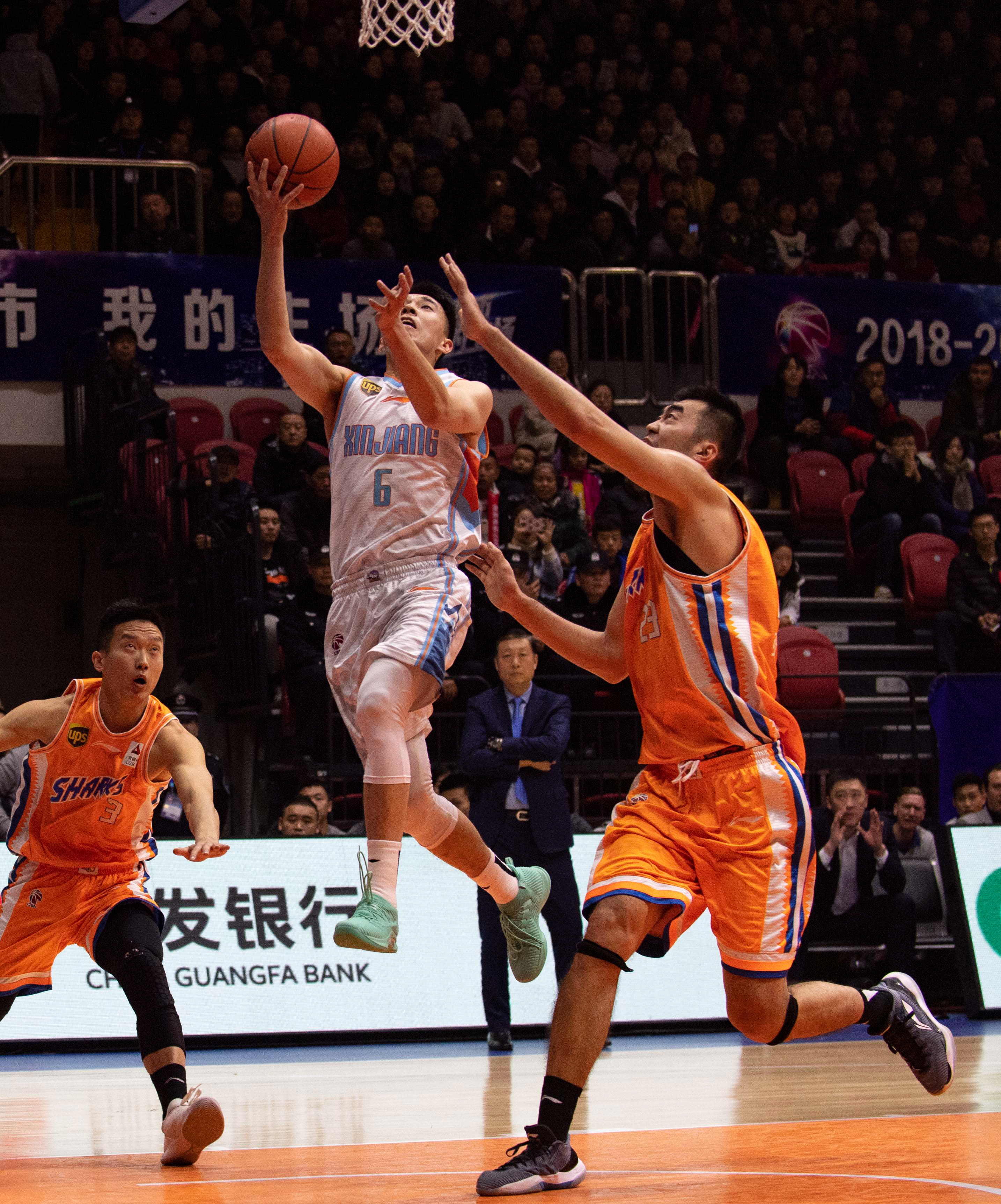 斯维拉尔：不意外我们目前排名榜首，但不该过早关注积分榜（斯维拉尔：领跑并不意外，但现在谈积分榜为时尚早）