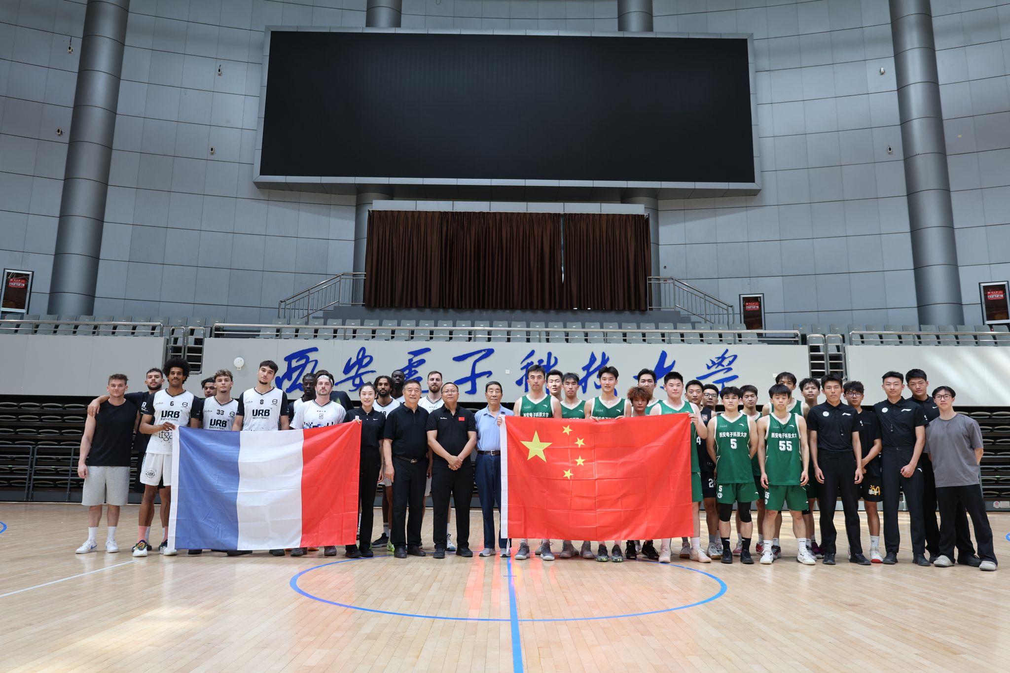 杜兰特生涯投进2223记三分，超越克劳福德升至历史第十二位（杜兰特生涯三分命中数达2223，超越克劳福德升至历史第12位）