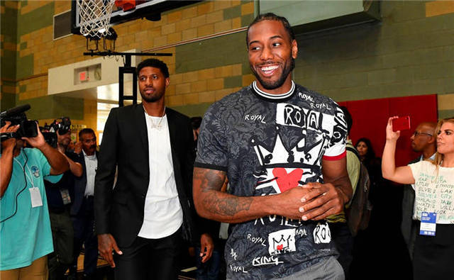 曼联对阵西汉姆联：阿莫林的换人争议与球队表现分析（曼联对西汉姆：阿莫林换人风波及球队表现解读）