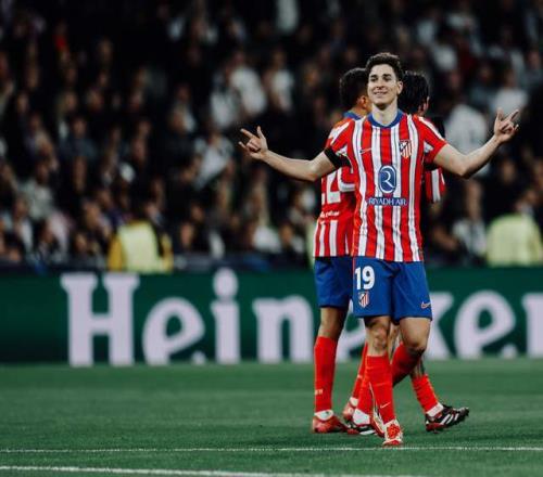 法兰克福球迷在诺坎普球场对巴萨支持者发动投掷袭击（诺坎普球场冲突：法兰克福球迷向巴萨支持者投掷物品）