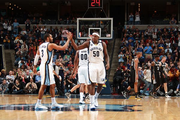 萨索洛前锋皮纳蒙蒂比赛时家中失窃，事发时孩子和保姆在家里（萨索洛前锋皮纳蒙蒂比赛期间家遭窃，孩子与保姆当时在家）